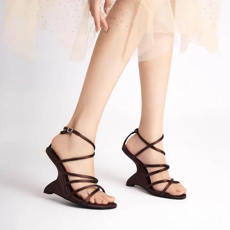 European and American Niche Summer Round Toe Exposed Toe Cross Strap Wedge Sandals for Women's Sexy Pinch Toe Banquet Shoes
European and American Niche Summer Round Toe Exposed Toe Cross Strap Wedge Sandals for Women's Sexy Pinch Toe Banquet Shoes