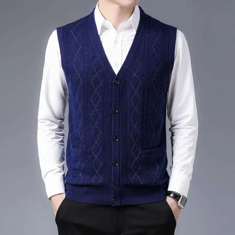 Мужской весенне-осенний шерстяной вязаный кардиган, жилет без рукавов с узором Argyle, V-образный вырез, жилет на пуговицах с карманами, повседневный трикотаж
Мужской весенне-осенний шерстяной вязаный кардиган, жилет без рукавов с узором Argyle, V-образный вырез, жилет на пуговицах с карманами, повседневный трикотаж