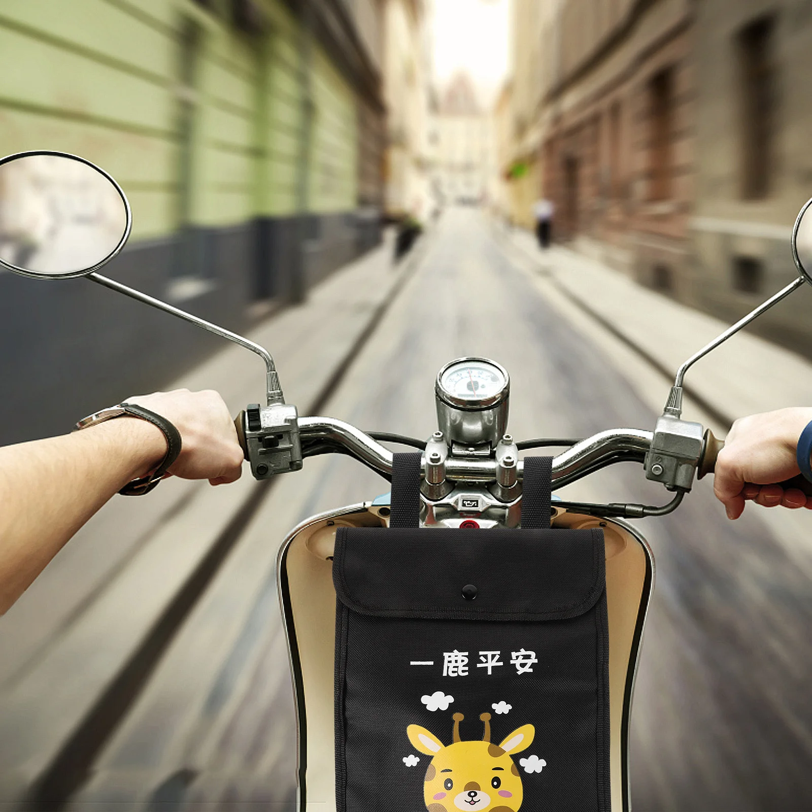 Handlebar Bag for Electric Bicycle and Bike Waterproof Front Storage Pouch Secure Hanging Bag for Commuting and Weekend
Handlebar Bag for Electric Bicycle and Bike Waterproof Front Storage Pouch Secure Hanging Bag for Commuting and Weekend