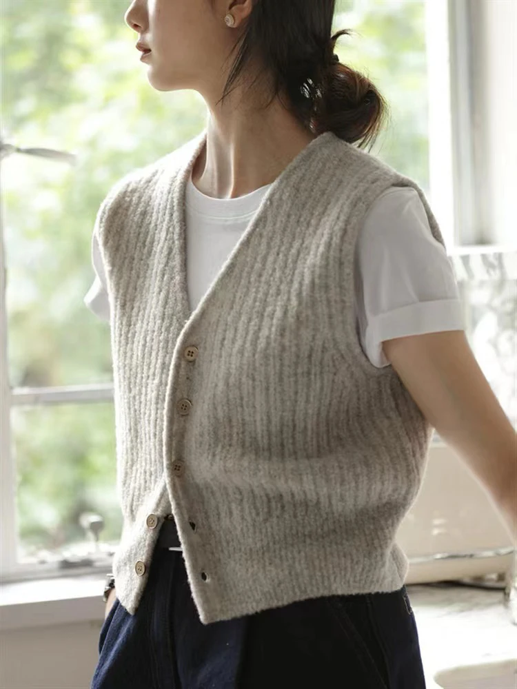 Retro V-neck Knitted Vest Sleeveless Sweater Cardigan Elegant Female Casual Tanks Fashion New Slim Ladies Short Outerwear Tops
Retro V-neck Knitted Vest Sleeveless Sweater Cardigan Elegant Female Casual Tanks Fashion New Slim Ladies Short Outerwear Tops