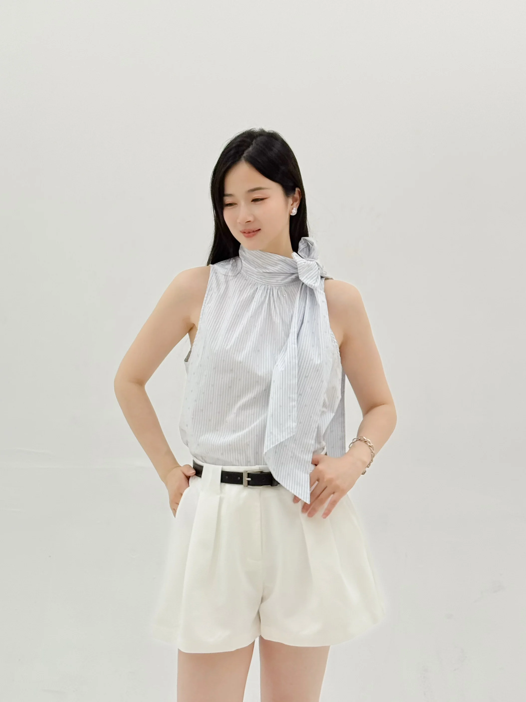 Шикарный костюм с высокой талией, модные повседневные свободные брюки с широкими штанинами, элегантный женственный стиль для работы и лета.
Шикарный костюм с высокой талией, модные повседневные свободные брюки с широкими штанинами, элегантный женственный стиль для работы и лета.