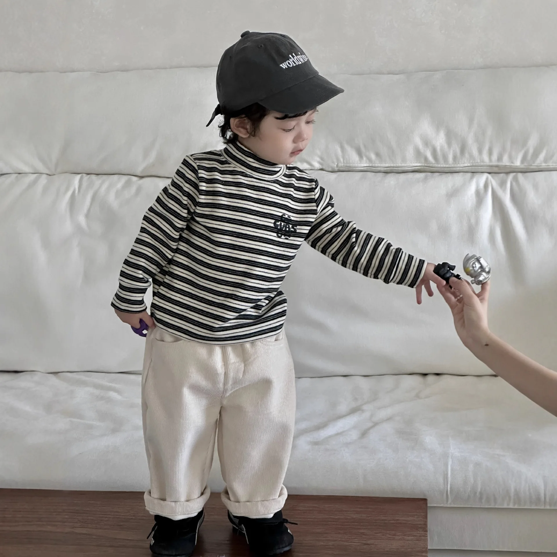 Children's Striped Base Shirt Top for Autumn and Winter, Children's Clothing for Winter, Boys' Thick Pants Set for Winter
Children's Striped Base Shirt Top for Autumn and Winter, Children's Clothing for Winter, Boys' Thick Pants Set for Winter