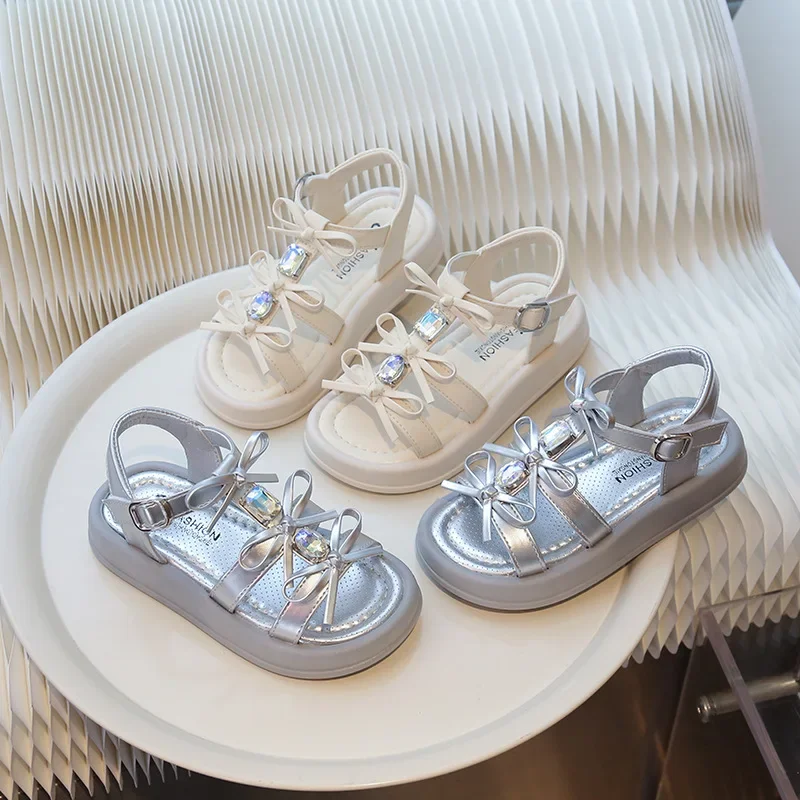Children Sandals for Girls 2025 Summer New Fashion Korean Style Soft Bottom Anti-slippery Versatile Chic Bowtie Roman Beach Shoe
Children Sandals for Girls 2025 Summer New Fashion Korean Style Soft Bottom Anti-slippery Versatile Chic Bowtie Roman Beach Shoe