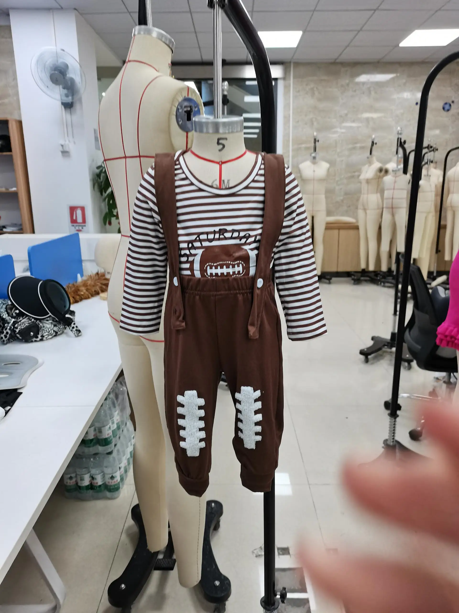 Одежда для малышей, осенний наряд для мальчиков, комбинезон для регби в полоску с длинными рукавами и комбинезонами, шапка, одежда для младенцев, наряд
Одежда для малышей, осенний наряд для мальчиков, комбинезон для регби в полоску с длинными рукавами и комбинезонами, шапка, одежда для младенцев, наряд