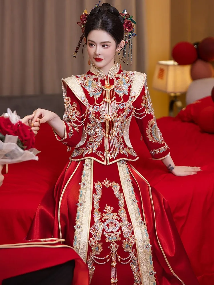 New velvet Chinese-style wedding gowns for brides including dragon and phoenix toasting heavy industry dresses
New velvet Chinese-style wedding gowns for brides including dragon and phoenix toasting heavy industry dresses