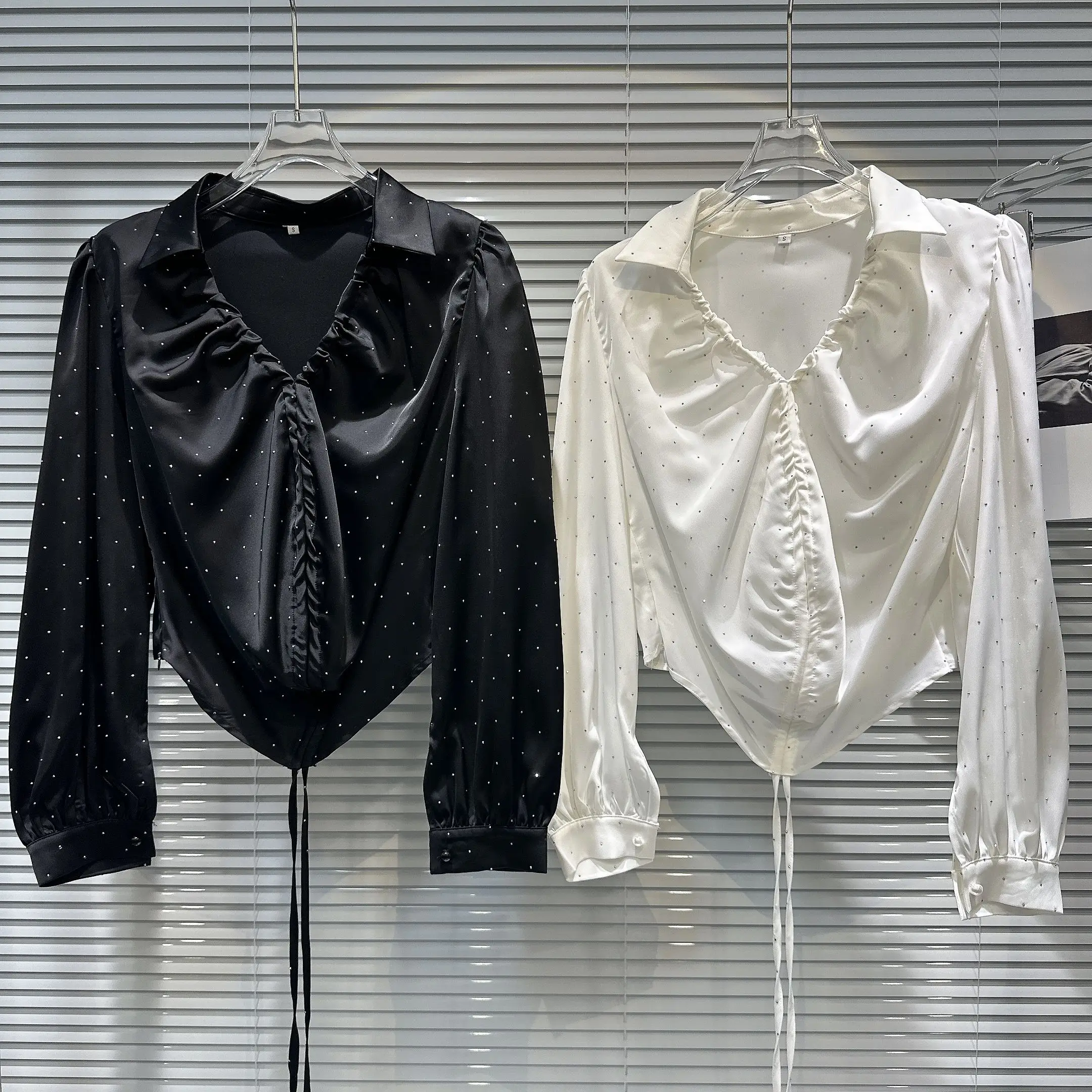 Elegant Satin Shirt Spring 2026 New Design V-Neck Long Sleeve Drawstring Collar Diamond Embellished Original Design Ladylike
Elegant Satin Shirt Spring 2026 New Design V-Neck Long Sleeve Drawstring Collar Diamond Embellished Original Design Ladylike
