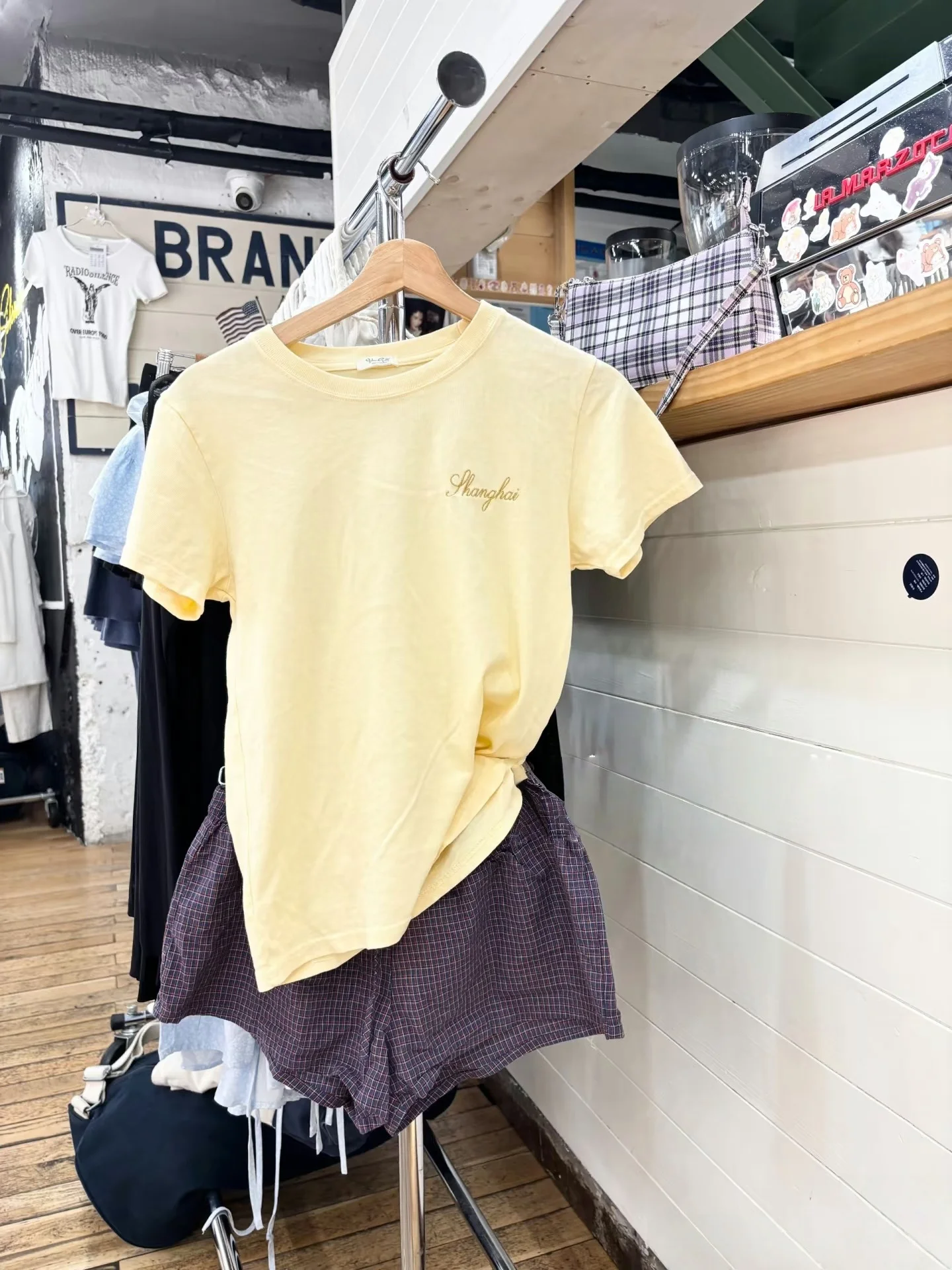 Brandy Melville Yellow Letter Embroidery Pure Cotton Loose Casual ort Sve T-irt Women's Faion Summer Top
Brandy Melville Yellow Letter Embroidery Pure Cotton Loose Casual ort Sve T-irt Women's Faion Summer Top