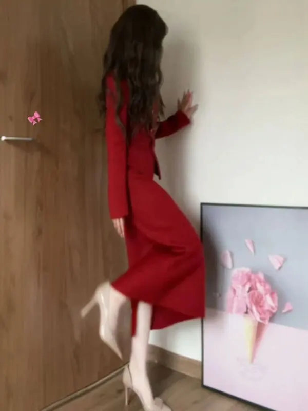 Красный комплект Ele: красивая длинная юбка и высококачественный комплект для важных мероприятий. Теплый, легкий осенний модный наряд для женщин.
Красный комплект Ele: красивая длинная юбка и высококачественный комплект для важных мероприятий. Теплый, легкий осенний модный наряд для женщин.