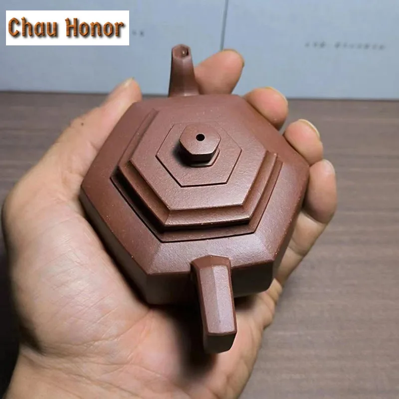 120ml Retro Yixing Purple Clay Teapots Artists Handmade Hexagonal Pot Raw Ore Purple Mud Tea Maker Kettle Zisha Tea Set Gift
120ml Retro Yixing Purple Clay Teapots Artists Handmade Hexagonal Pot Raw Ore Purple Mud Tea Maker Kettle Zisha Tea Set Gift
