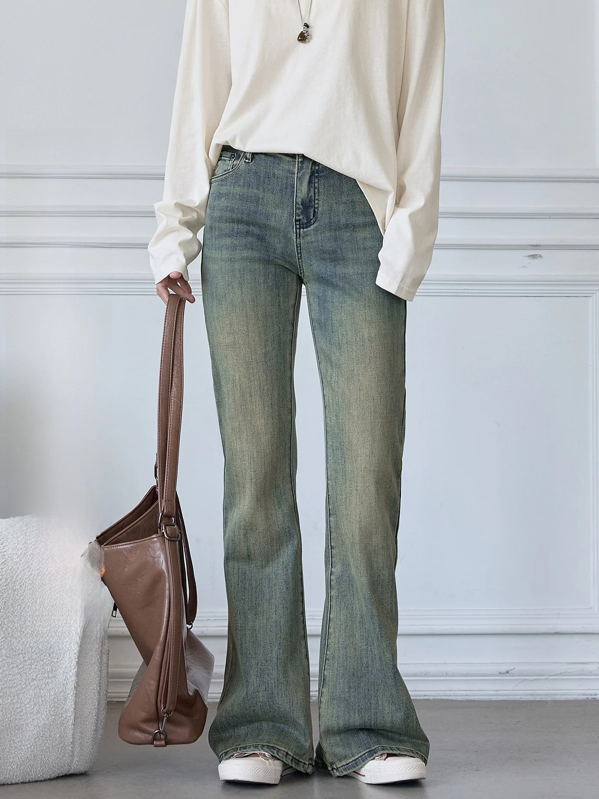 Джинсы женские HuiXi в американском ретро-стиле с высокой талией, весна 2026, облегающие, микро-клеш, для повседневной носки, на пуговицах
Джинсы женские HuiXi в американском ретро-стиле с высокой талией, весна 2026, облегающие, микро-клеш, для повседневной носки, на пуговицах