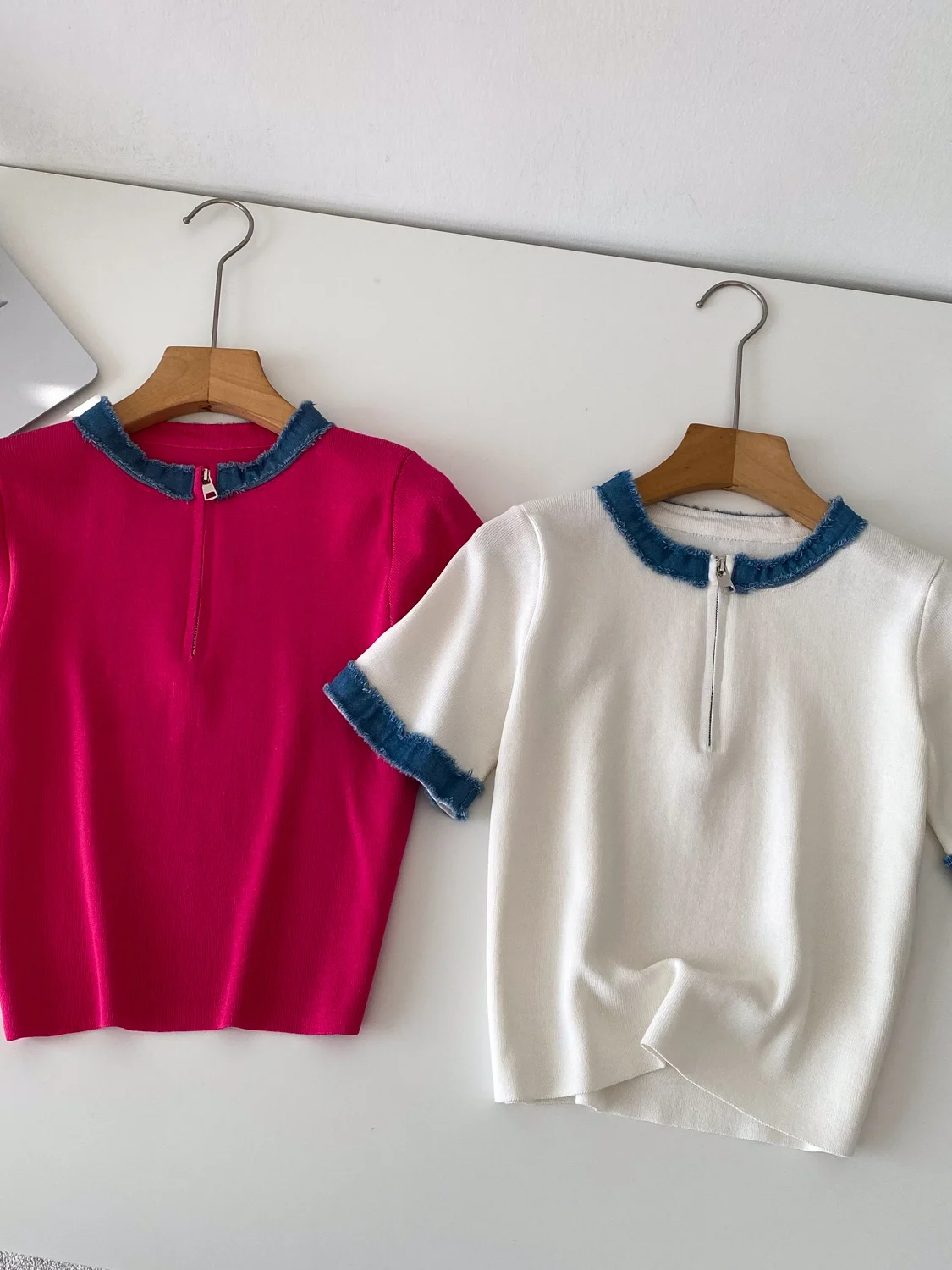 Korean Style Color Block Knitwear Short Sleeve round Neck Half Zipper Women's Fashion Design Loose Fit Spring Summer Top
Korean Style Color Block Knitwear Short Sleeve round Neck Half Zipper Women's Fashion Design Loose Fit Spring Summer Top