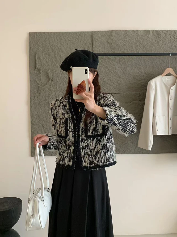 Винтажная твидовая укороченная куртка для женщин, корейские шикарные лоскутные пальто с круглым вырезом Y2K, новая весенняя свободная уличная одежда, женская верхняя одежда
Винтажная твидовая укороченная куртка для женщин, корейские шикарные лоскутные пальто с круглым вырезом Y2K, новая весенняя свободная уличная одежда, женская верхняя одежда