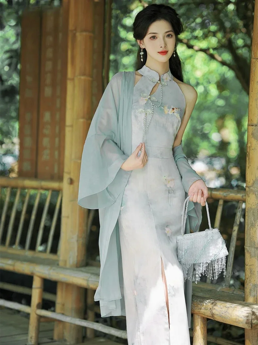 Woman Cheong Sam Modern Chinese Style Improved Qipao Dress Women New Retro Halter Neck Dress Summer Elegant Slim Qi Pao Dress
Woman Cheong Sam Modern Chinese Style Improved Qipao Dress Women New Retro Halter Neck Dress Summer Elegant Slim Qi Pao Dress