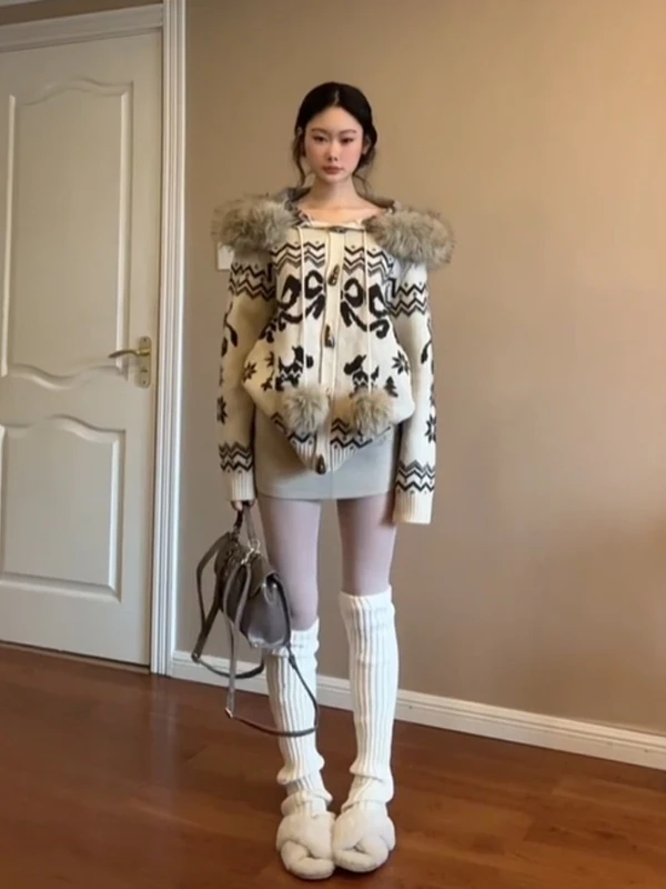 Ретро-свитер с капюшоном и воротником, модный, на пуговицах, маленький размер, для стильных людей, зимний трикотаж
Ретро-свитер с капюшоном и воротником, модный, на пуговицах, маленький размер, для стильных людей, зимний трикотаж