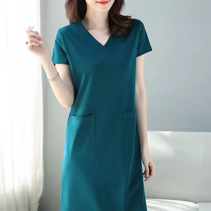 New Summer Simple Commuting Solid Color Casual Loose Plue Oversize Fashion V-neck Pocket Mid Length Short Sleeve Dress E7710
New Summer Simple Commuting Solid Color Casual Loose Plue Oversize Fashion V-neck Pocket Mid Length Short Sleeve Dress E7710