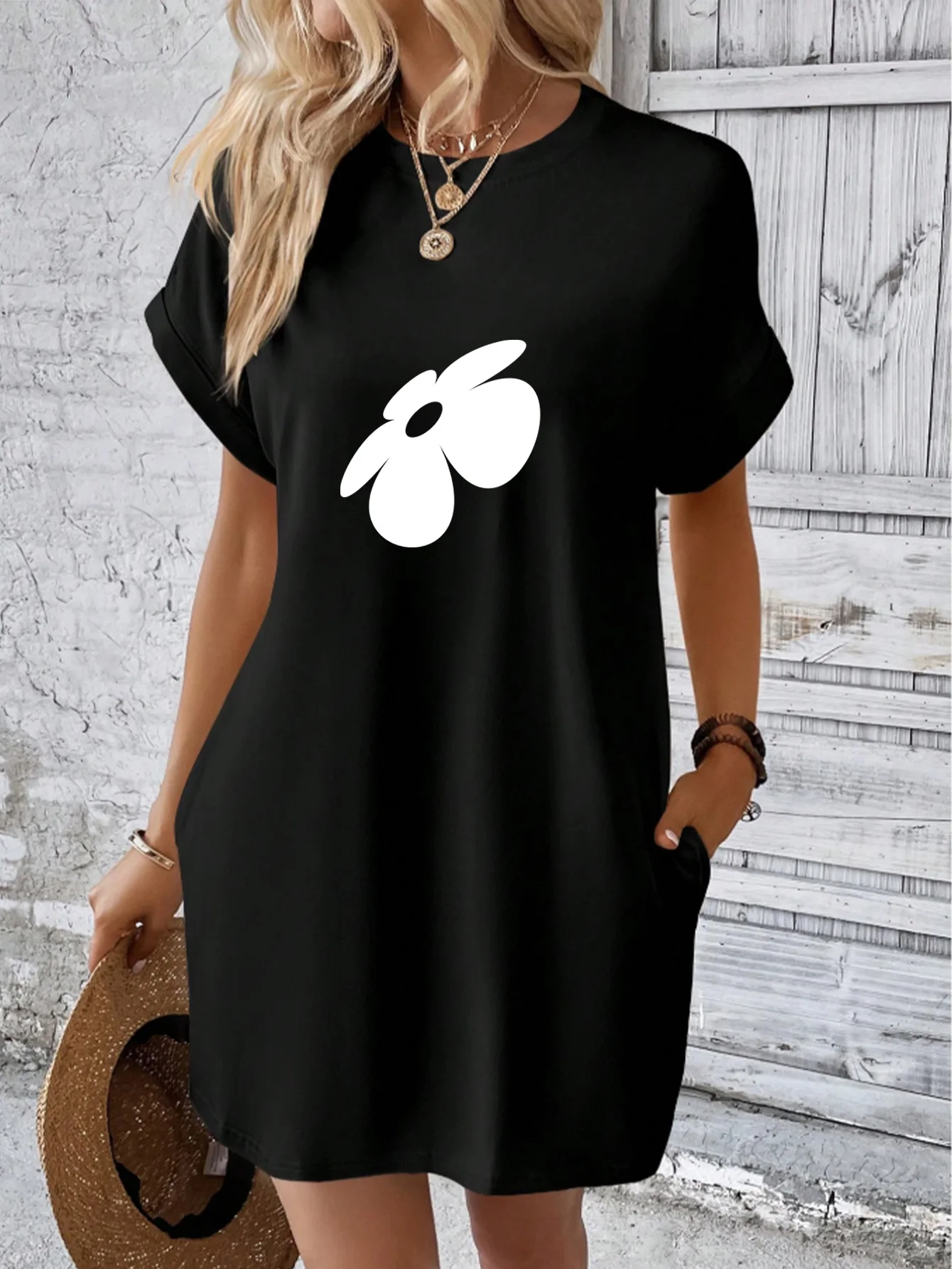 Women's high-end black crew neck dress, premium Sorona fabric, with minimalist white flower print, loose fit with pockets.
Women's high-end black crew neck dress, premium Sorona fabric, with minimalist white flower print, loose fit with pockets.