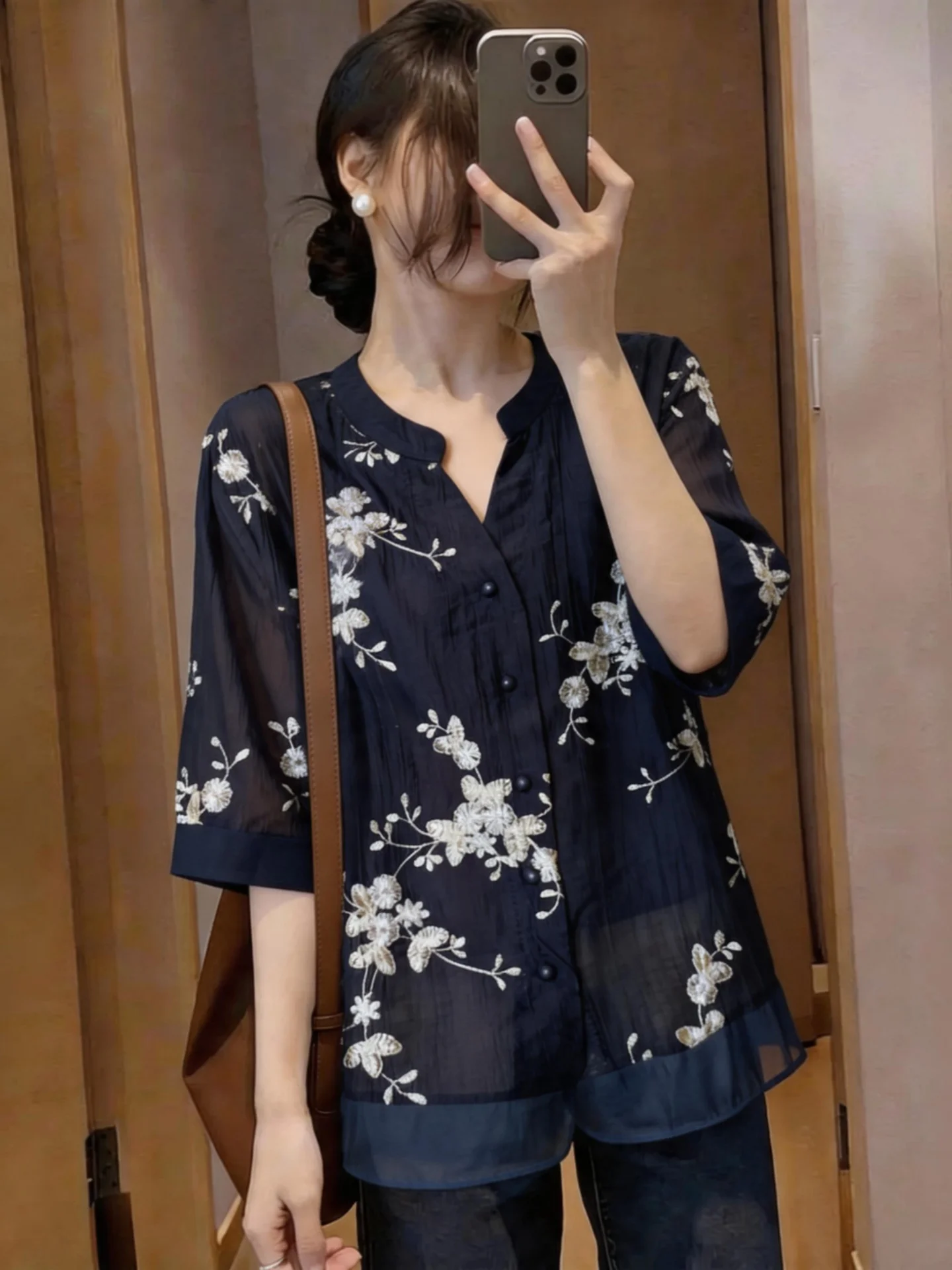 Retro V-Neck Short Sleeve Women's Base Shirt Summer New plus Size Flattering Design Floral Embroidery Top Korean Style Commut...
Retro V-Neck Short Sleeve Women's Base Shirt Summer New plus Size Flattering Design Floral Embroidery Top Korean Style Commut...