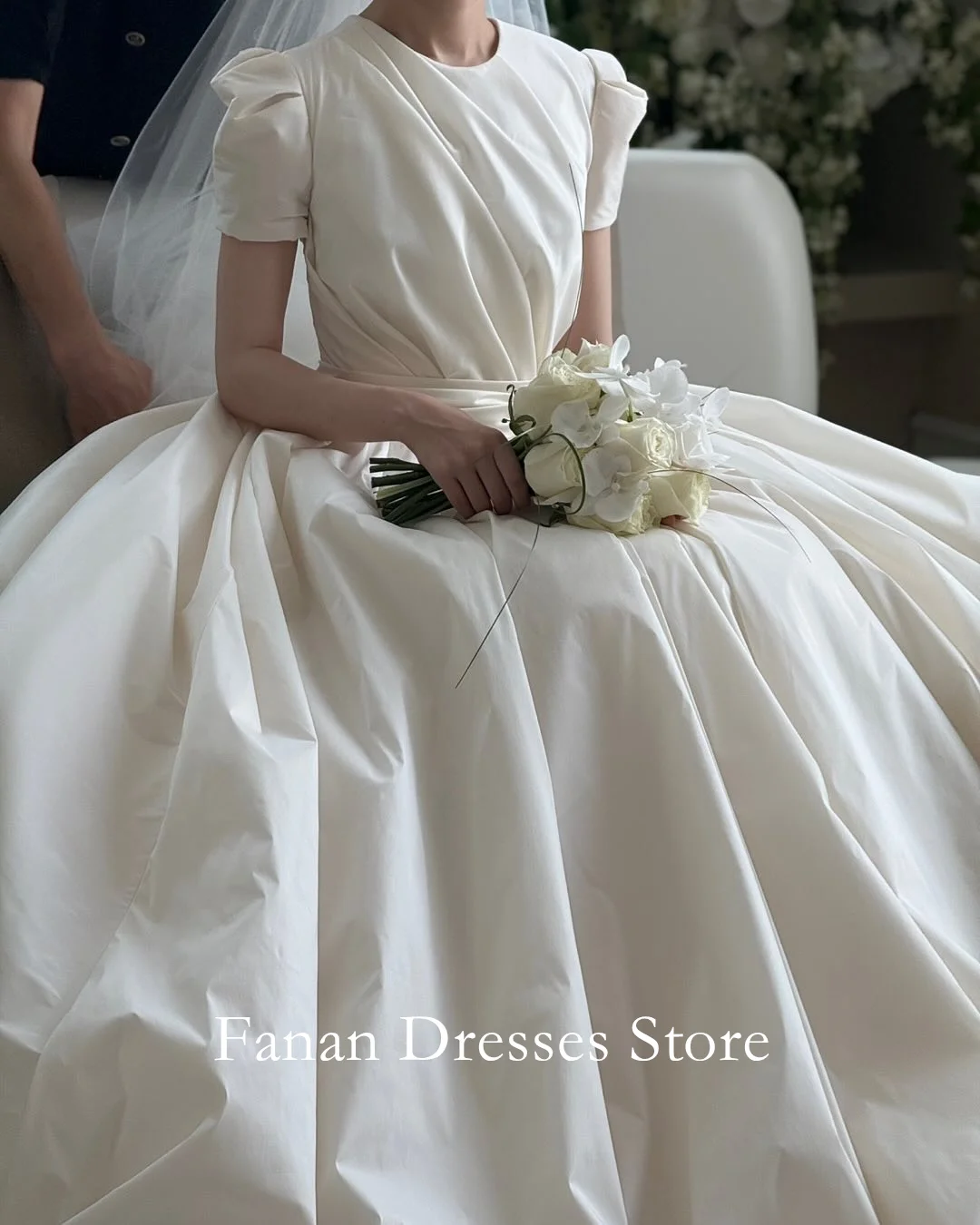 FANAN O-Neck Korea A-Line Wedding Dresses 웨딩드레스 Satin Ivory Lace-up Ruched Short Sleeve Customized Pretty Bride Gowns Plus Size
FANAN O-Neck Korea A-Line Wedding Dresses 웨딩드레스 Satin Ivory Lace-up Ruched Short Sleeve Customized Pretty Bride Gowns Plus Size