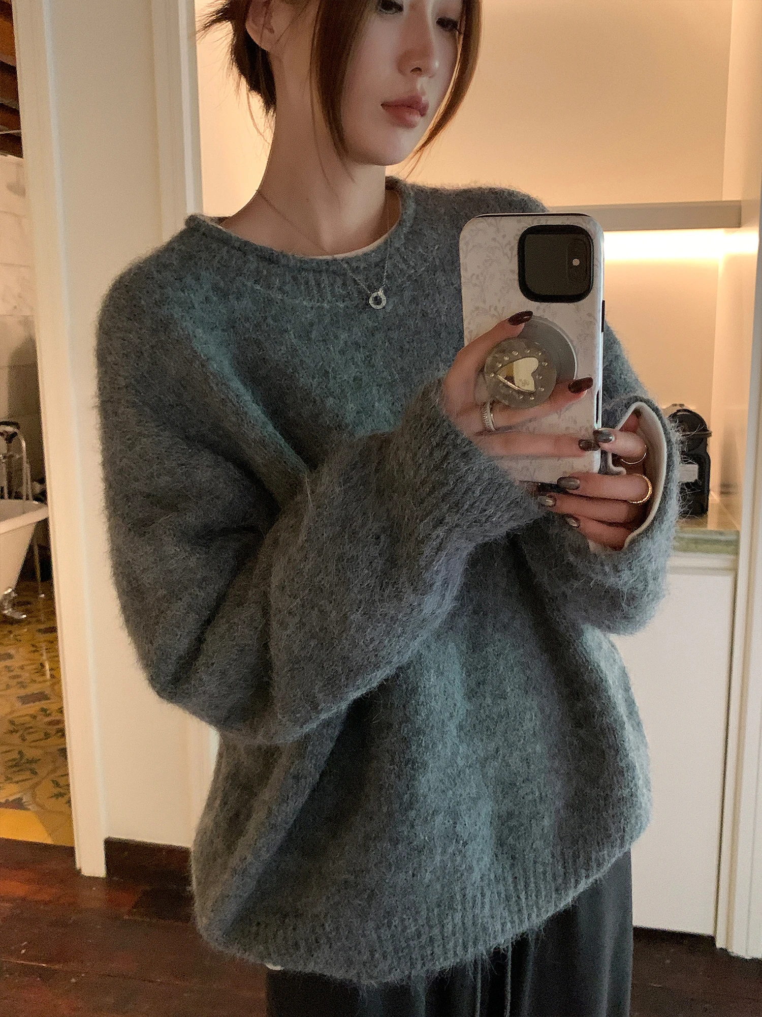 Теплый свободный вязаный джемпер для женщин: повседневный, с длинным рукавом, круглым вырезом, из мягкой смеси полиэстера, нейлона и шерсти
Теплый свободный вязаный джемпер для женщин: повседневный, с длинным рукавом, круглым вырезом, из мягкой смеси полиэстера, нейлона и шерсти