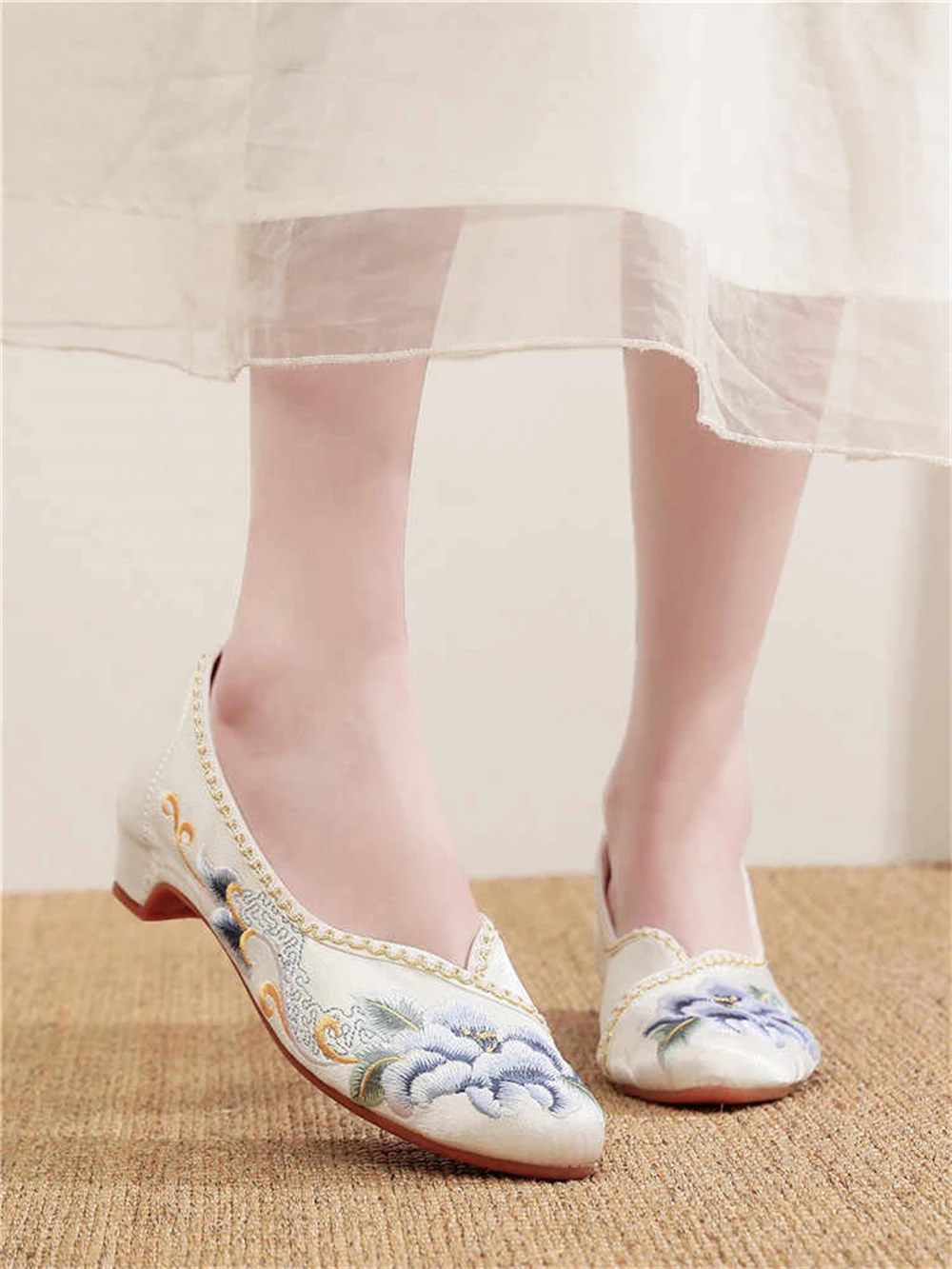 Chinese Ancient Style Old Beijing Cloth Single Shoes Women's Cheongsam Pointed Toe Low-heeled Embroidered All-match Casual Shoes
Chinese Ancient Style Old Beijing Cloth Single Shoes Women's Cheongsam Pointed Toe Low-heeled Embroidered All-match Casual Shoes