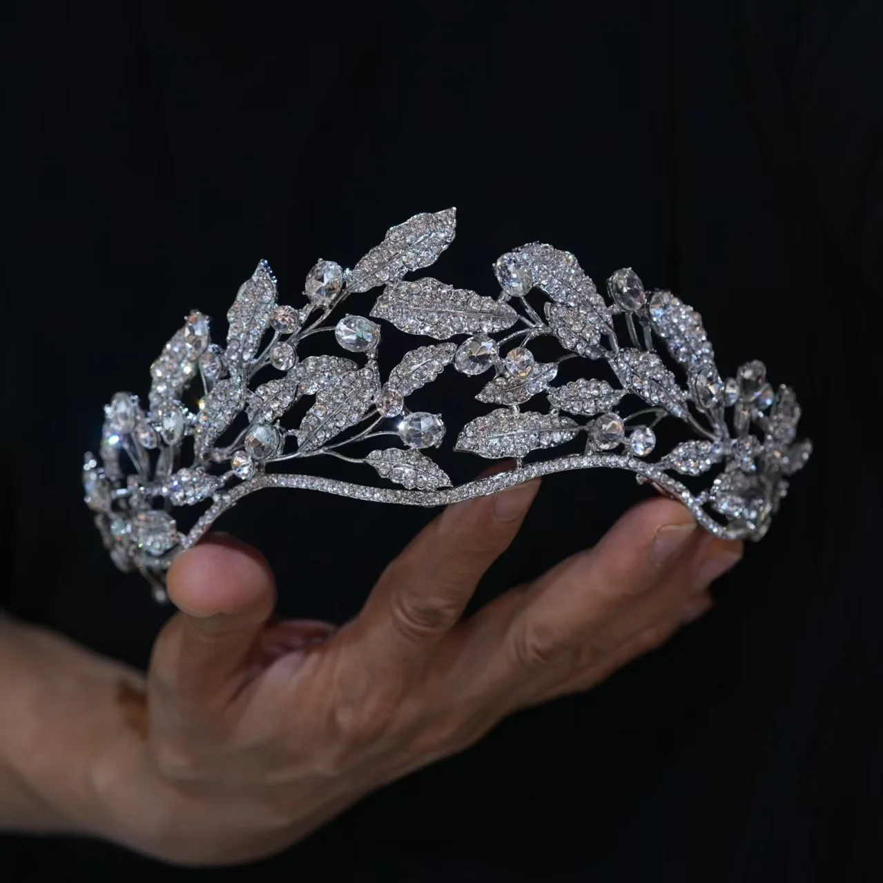 Винтажная свадебная повязка на голову с кристаллами циркона, вечерние листья, дизайн, свадебные диадемы, аксессуар для волос подружки невесты для невест
Винтажная свадебная повязка на голову с кристаллами циркона, вечерние листья, дизайн, свадебные диадемы, аксессуар для волос подружки невесты для невест