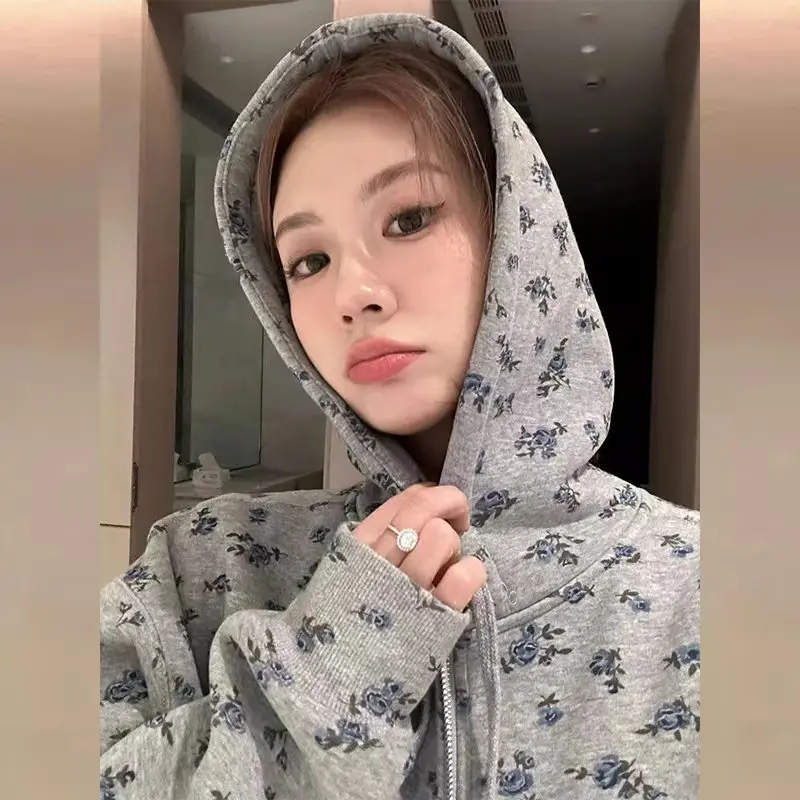 Floral Hooded Sweatshirt for Women 2024 Autumn and Winter High-end Advanced Temperature New Cardigan Jacket Women's Outfit
Floral Hooded Sweatshirt for Women 2024 Autumn and Winter High-end Advanced Temperature New Cardigan Jacket Women's Outfit