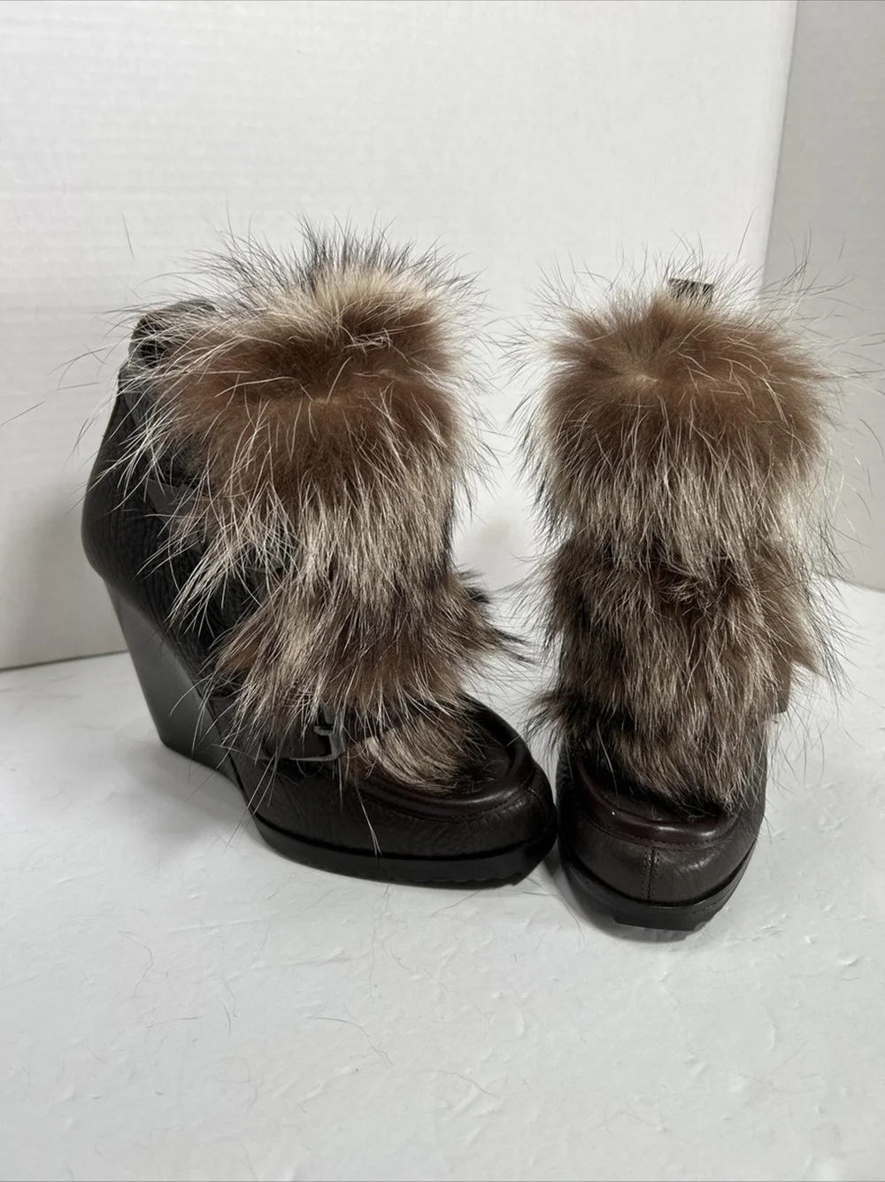 Темно-коричневые кожаные ботильоны на танкетке, разноцветные модные зимние теплые женские ботинки с круглым носком и акцентами из искусственного меха с ремешком
Темно-коричневые кожаные ботильоны на танкетке, разноцветные модные зимние теплые женские ботинки с круглым носком и акцентами из искусственного меха с ремешком