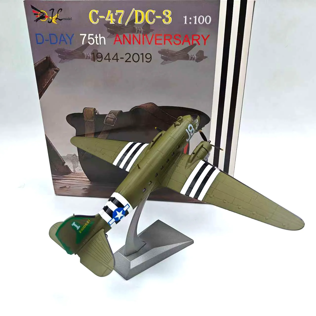 Литой под давлением масштаб 1:100, Вторая мировая война, США 101-я воздушно-десантная дивизия C47, транспортный истребитель, модель самолета из сплава, Коллекционная игрушка в подарок
Литой под давлением масштаб 1:100, Вторая мировая война, США 101-я воздушно-десантная дивизия C47, транспортный истребитель, модель самолета из сплава, Коллекционная игрушка в подарок