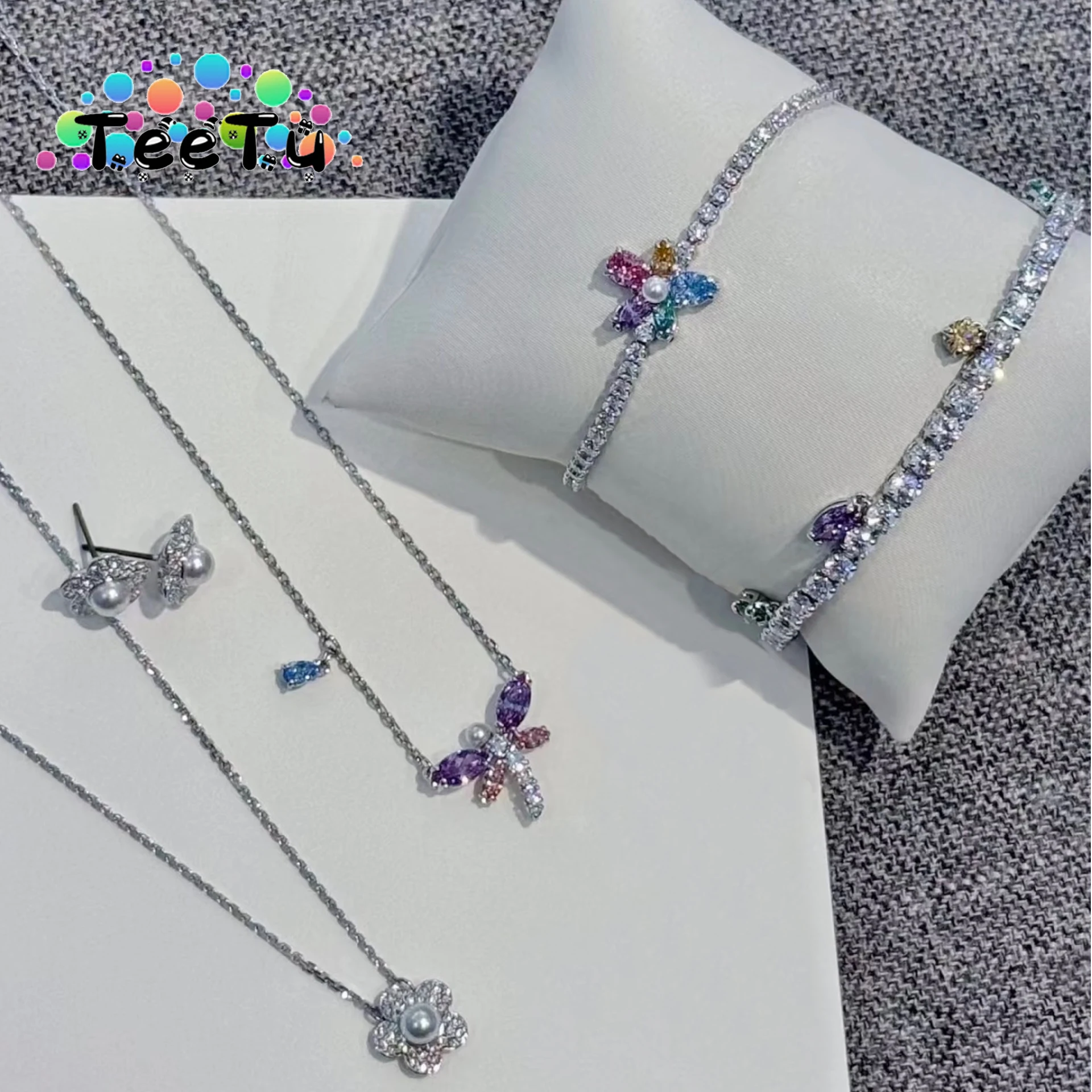 2026 new light luxury niche design pearl necklace high-end earrings trendy bracelet multifunctional women's jewelry set
2026 new light luxury niche design pearl necklace high-end earrings trendy bracelet multifunctional women's jewelry set