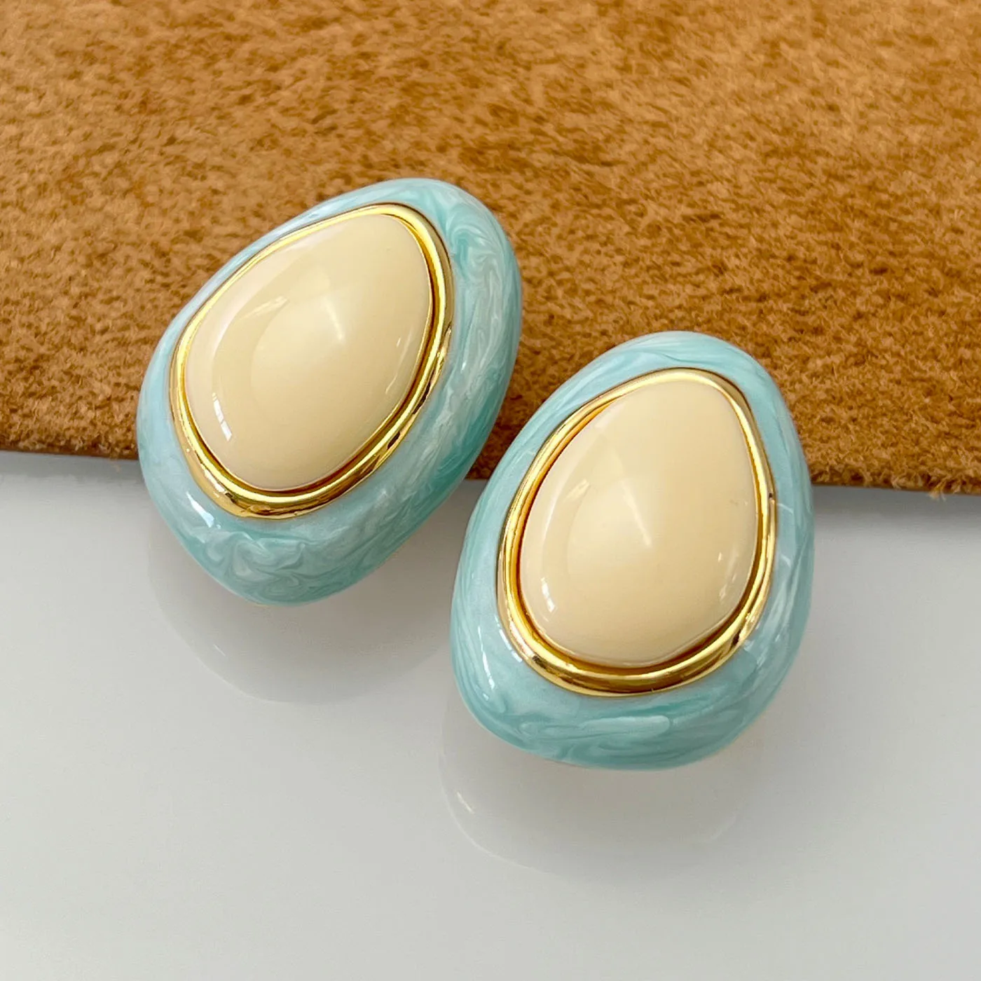 New minimalist, exquisite, luxurious and retro enamel earrings with silver hooks featuring a refined and stylish design.
New minimalist, exquisite, luxurious and retro enamel earrings with silver hooks featuring a refined and stylish design.