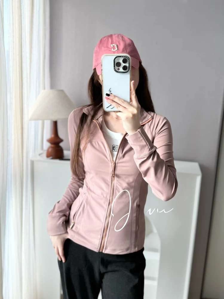 Женская спортивная приталенная куртка из быстросохнущей хлопковой ткани с воротником-стойкой, А-образным силуэтом и застежкой-молнией.
Женская спортивная приталенная куртка из быстросохнущей хлопковой ткани с воротником-стойкой, А-образным силуэтом и застежкой-молнией.