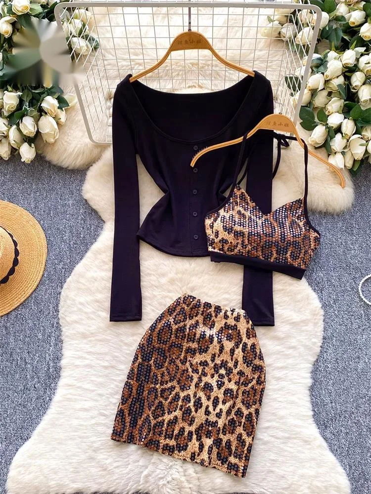 Сексуальный комплект из 3 предметов: блузка с пайетками и леопардовым принтом, топ-халтер и мини-юбка. Блестящий, кокетливый, винтажный стиль.
Сексуальный комплект из 3 предметов: блузка с пайетками и леопардовым принтом, топ-халтер и мини-юбка. Блестящий, кокетливый, винтажный стиль.