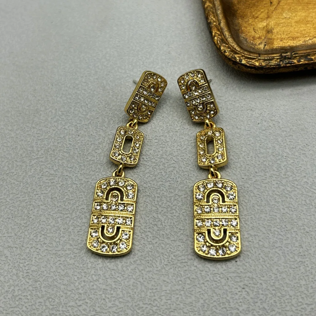 Silver Needle Electroplated Real Gold Full of Rhinestone Geometric Earrings High-end Retro Niche Temperament Versatile Earrings
Silver Needle Electroplated Real Gold Full of Rhinestone Geometric Earrings High-end Retro Niche Temperament Versatile Earrings