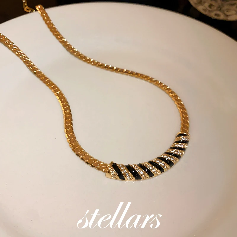 Golden Plated Diamond Inlaid Enamel Necklace European Vintage Light Luxury Choker High-End Niche Women's Jewelry
Golden Plated Diamond Inlaid Enamel Necklace European Vintage Light Luxury Choker High-End Niche Women's Jewelry