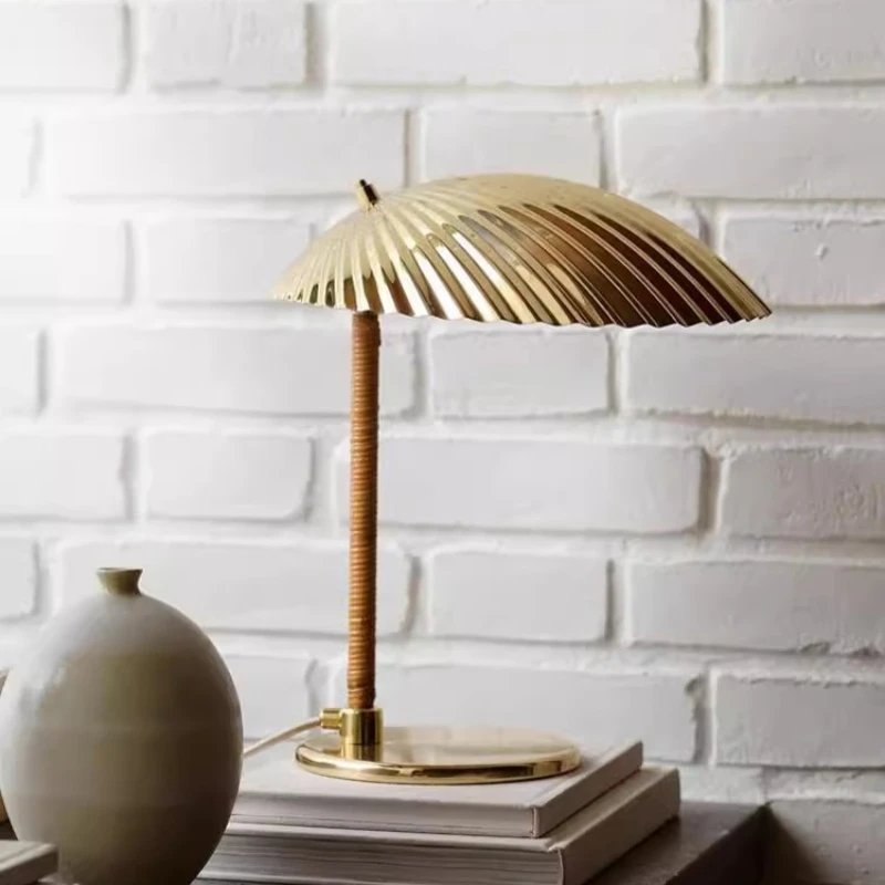 Iron LED Desk Lamp Restaurant Living Room Bedroom Table Lamps Nordic Creative Shell Mood Light Indoor Decoration Mood Lights
Iron LED Desk Lamp Restaurant Living Room Bedroom Table Lamps Nordic Creative Shell Mood Light Indoor Decoration Mood Lights