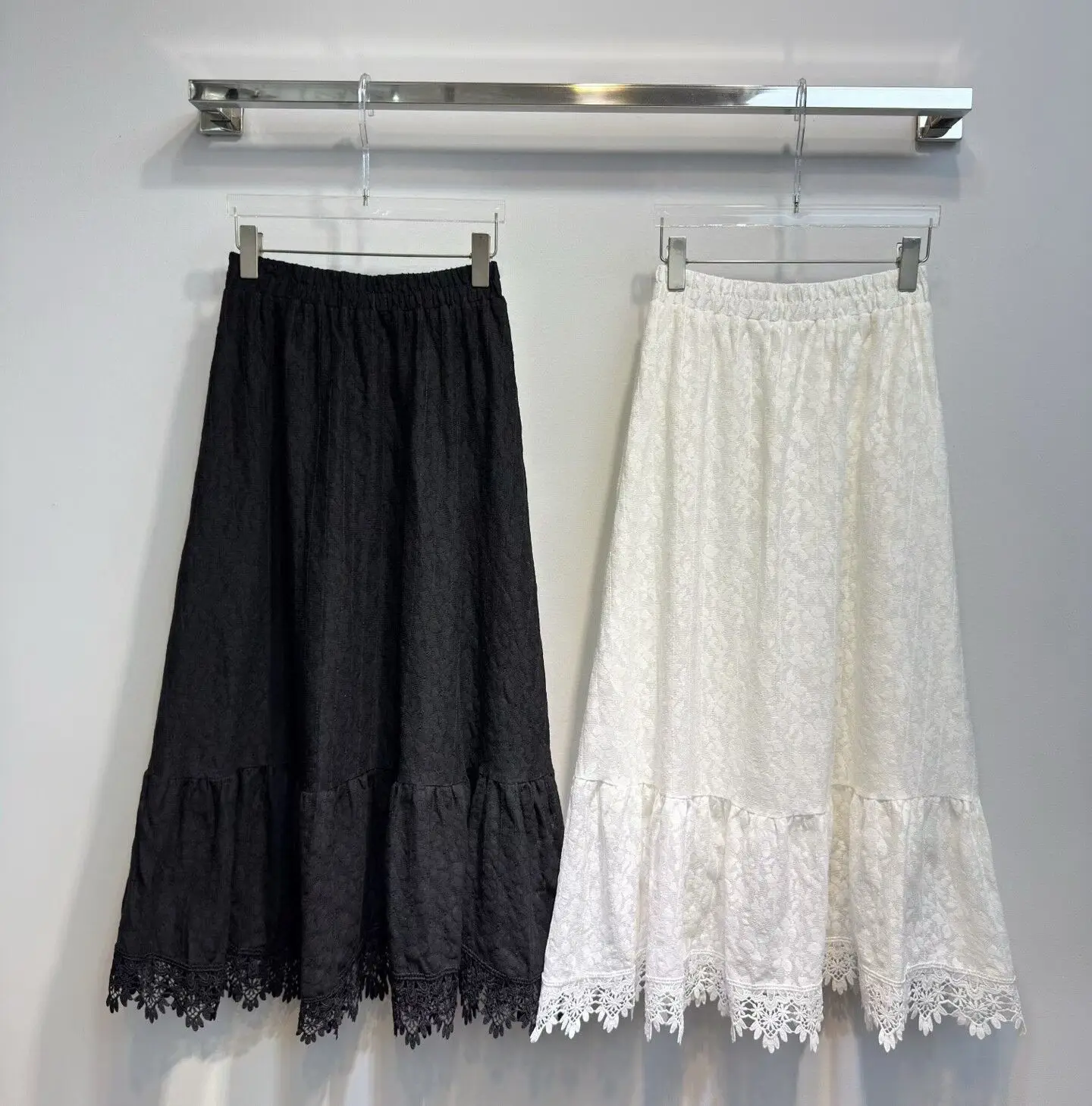 2026 Spring Fashion Long White Black Skirt High Quality Lady Elastic Waist Vintage Jacquard Print Lace Patchwork Long Maxi Skirt
2026 Spring Fashion Long White Black Skirt High Quality Lady Elastic Waist Vintage Jacquard Print Lace Patchwork Long Maxi Skirt
