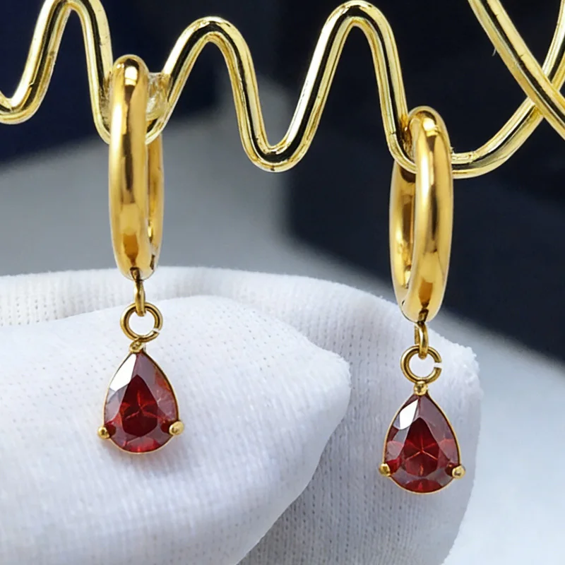 1 Pair 0.5Carat Exquisite and Luxurious Droplet-shaped Red Synthetic Moissanite Golden Drop Earrings.
1 Pair 0.5Carat Exquisite and Luxurious Droplet-shaped Red Synthetic Moissanite Golden Drop Earrings.