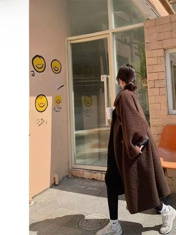 Street Sle, осенне-зимняя новая корейская версия, женская шуба средней длины кофейного цвета, свободная посадка с высокой талией
Street Sle, осенне-зимняя новая корейская версия, женская шуба средней длины кофейного цвета, свободная посадка с высокой талией