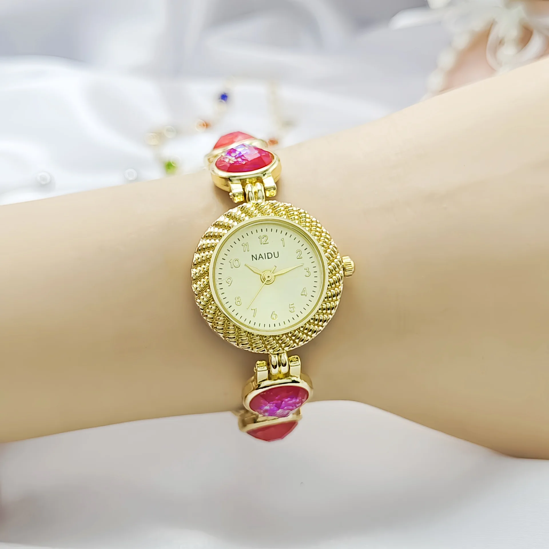 Новые винтажные женские часы 2025 года с цветными драгоценными камнями, легкие роскошные персонализированные ретро-золотые смарт часы
Новые винтажные женские часы 2025 года с цветными драгоценными камнями, легкие роскошные персонализированные ретро-золотые смарт часы