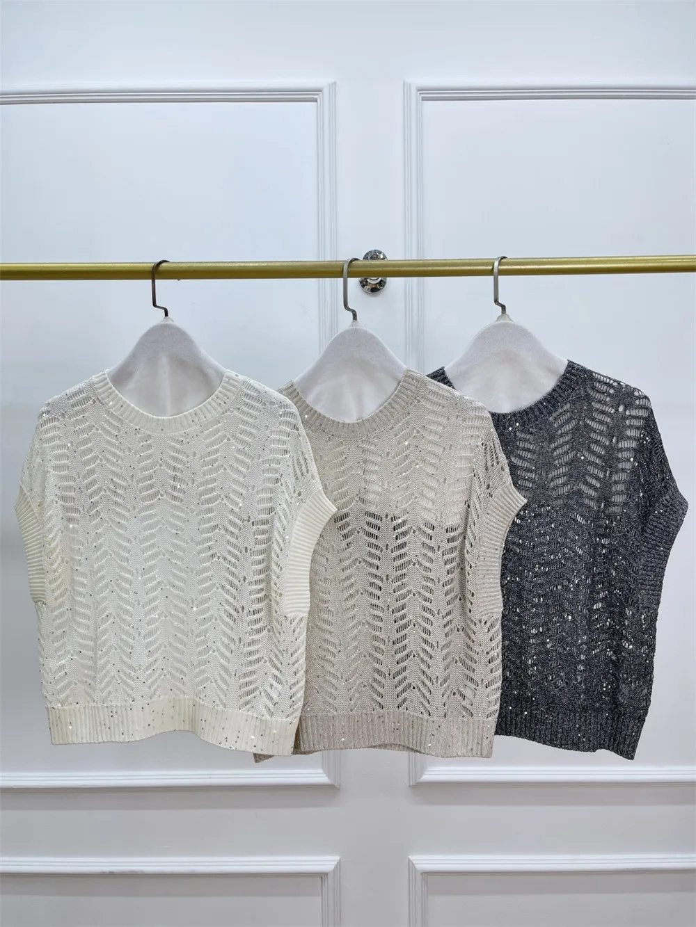 25 Summer New Women's Crew Neck Pullover Short Sleeve Linen Blend Hollow Knit Sweater
25 Summer New Women's Crew Neck Pullover Short Sleeve Linen Blend Hollow Knit Sweater