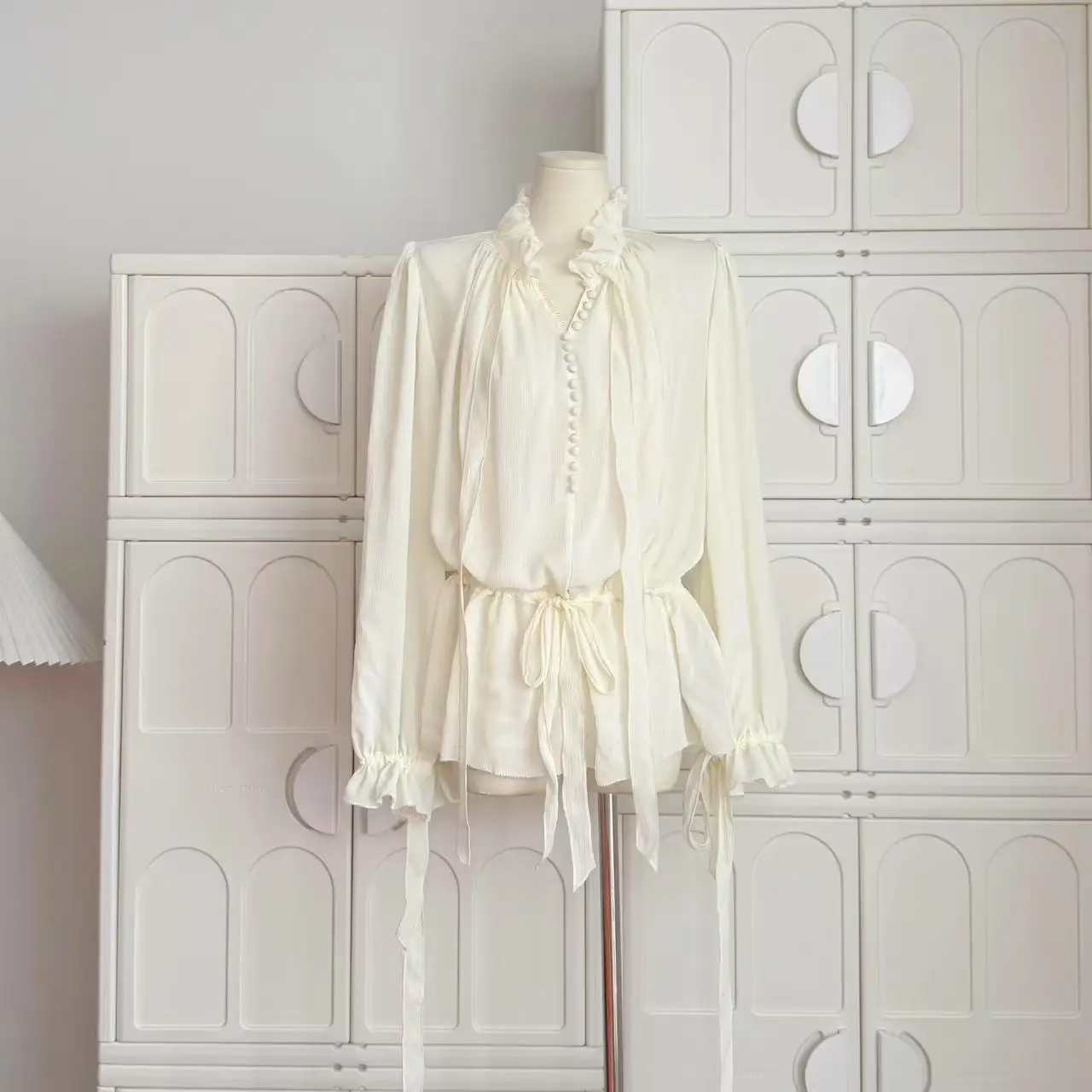 2025 Spring Women Lightweight Chiffon Tunic Blouse Long Sleeve Clean Girl Aesthetic Pleated Detail Bow Tie Neck Office Elegance 
2025 Spring Women Lightweight Chiffon Tunic Blouse Long Sleeve Clean Girl Aesthetic Pleated Detail Bow Tie Neck Office Elegance