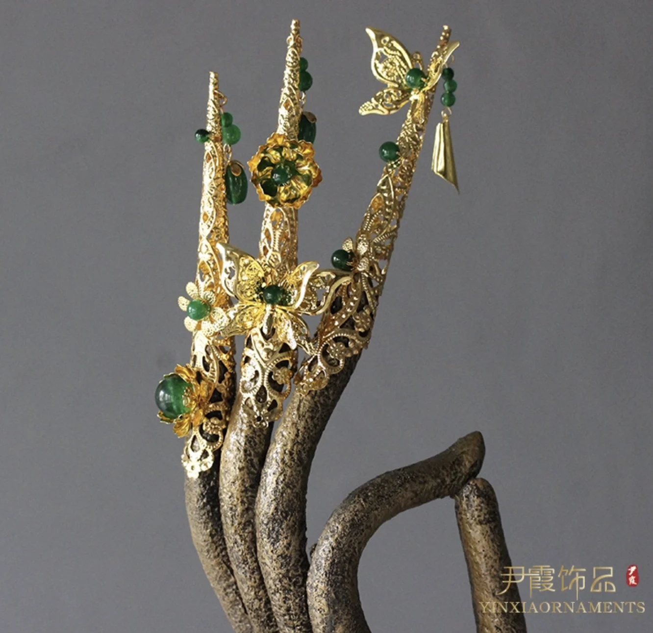 Queen's Nail Cover Set 3 pieces Decoration Ancient Costume Accessories Photo Prop Qing Dynasty Decor
Queen's Nail Cover Set 3 pieces Decoration Ancient Costume Accessories Photo Prop Qing Dynasty Decor