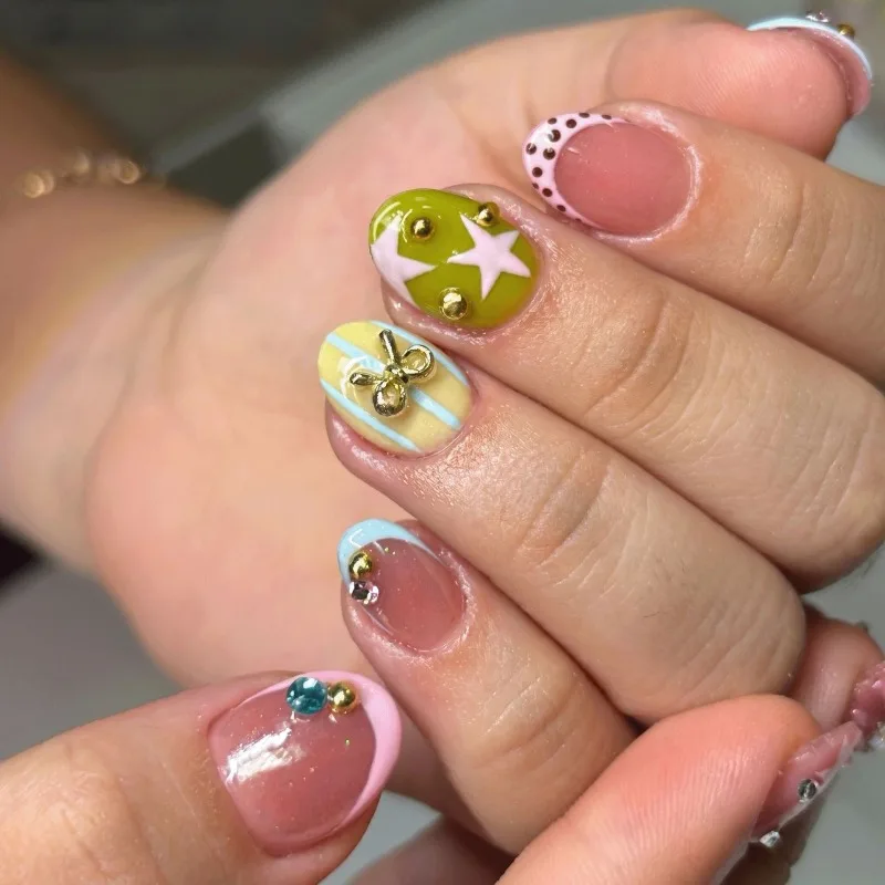 24PCS Summer Sweet Short Oval Press on Nails Fresh Pink Star Stripes French with Cute Bow Fake Nails for Women Simple Nail Tips
24PCS Summer Sweet Short Oval Press on Nails Fresh Pink Star Stripes French with Cute Bow Fake Nails for Women Simple Nail Tips
