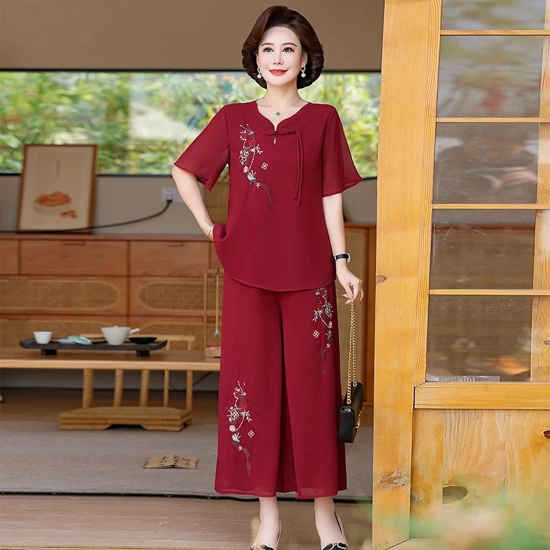 Летние комплекты для мам среднего возраста и пожилых людей, футболка с короткими рукавами и вышивкой + широкие брюки, костюм из двух предметов, модный свободный женский наряд
Летние комплекты для мам среднего возраста и пожилых людей, футболка с короткими рукавами и вышивкой + широкие брюки, костюм из двух предметов, модный свободный женский наряд