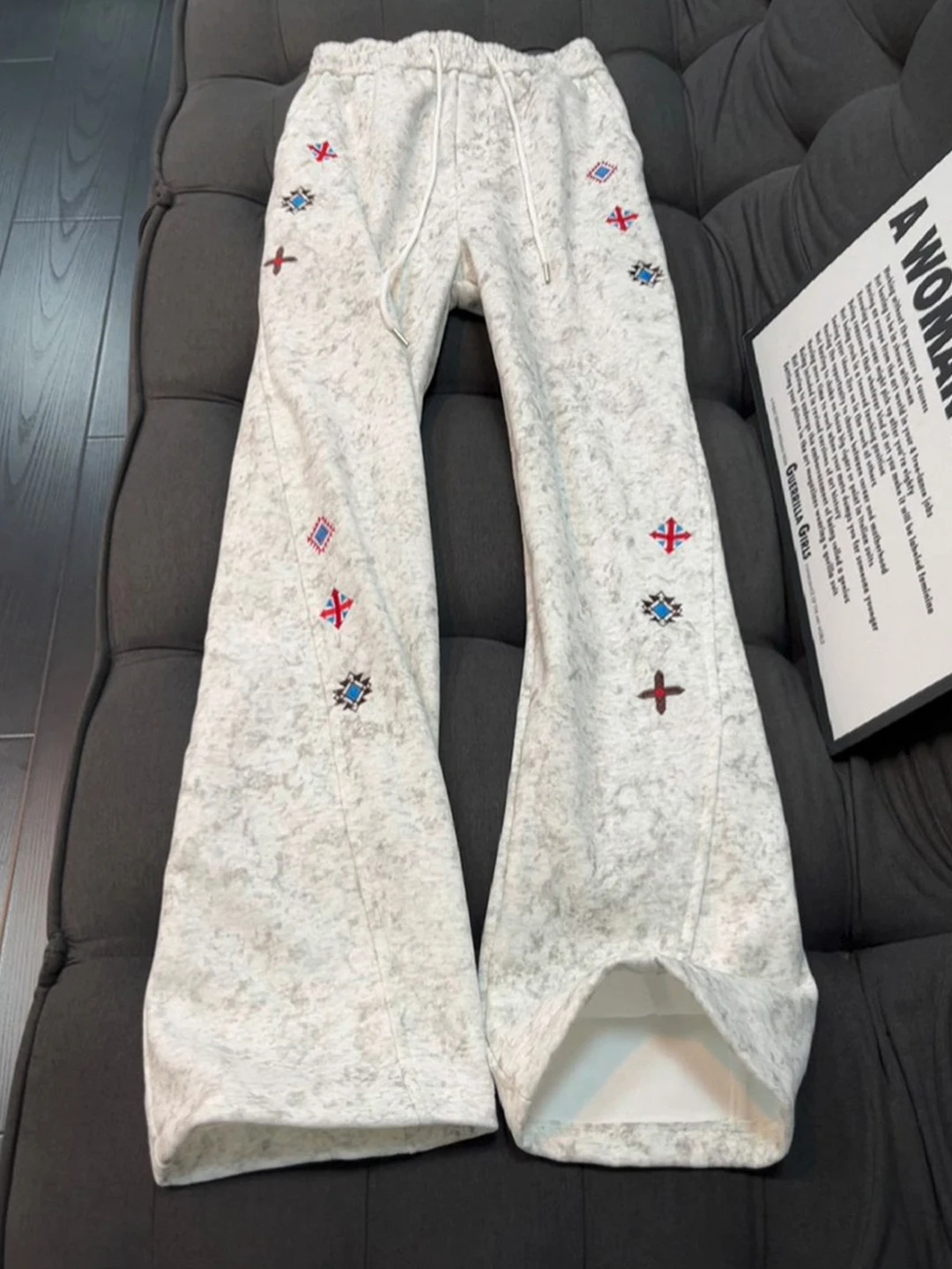 American Sle Tie Dye Embroidered Thiened Fce Men's Sports Pants Autumn Winter Straight Leg Wide Leg Casual Trousers
American Sle Tie Dye Embroidered Thiened Fce Men's Sports Pants Autumn Winter Straight Leg Wide Leg Casual Trousers