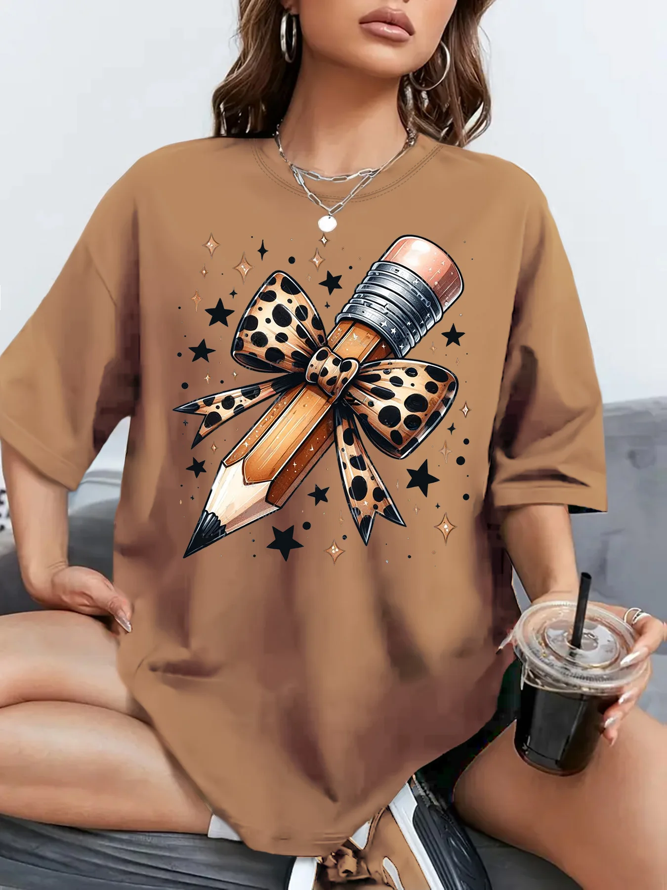 Women's Plus Size T-Shirt Original Design Fashion Blowknot Pencli Pattern Printed Women's Casual Round Neck Short Sleeved Tops
Women's Plus Size T-Shirt Original Design Fashion Blowknot Pencli Pattern Printed Women's Casual Round Neck Short Sleeved Tops