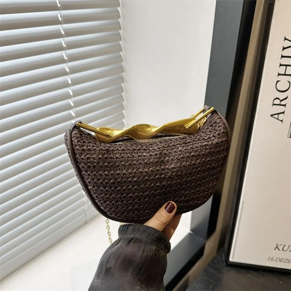 Retro Bohemian Half-Moon Weave Bag Hollowed Out Gold Handle Chain Crossbody Bag Large Capacity Handbag Beach Bag Vacation
Retro Bohemian Half-Moon Weave Bag Hollowed Out Gold Handle Chain Crossbody Bag Large Capacity Handbag Beach Bag Vacation