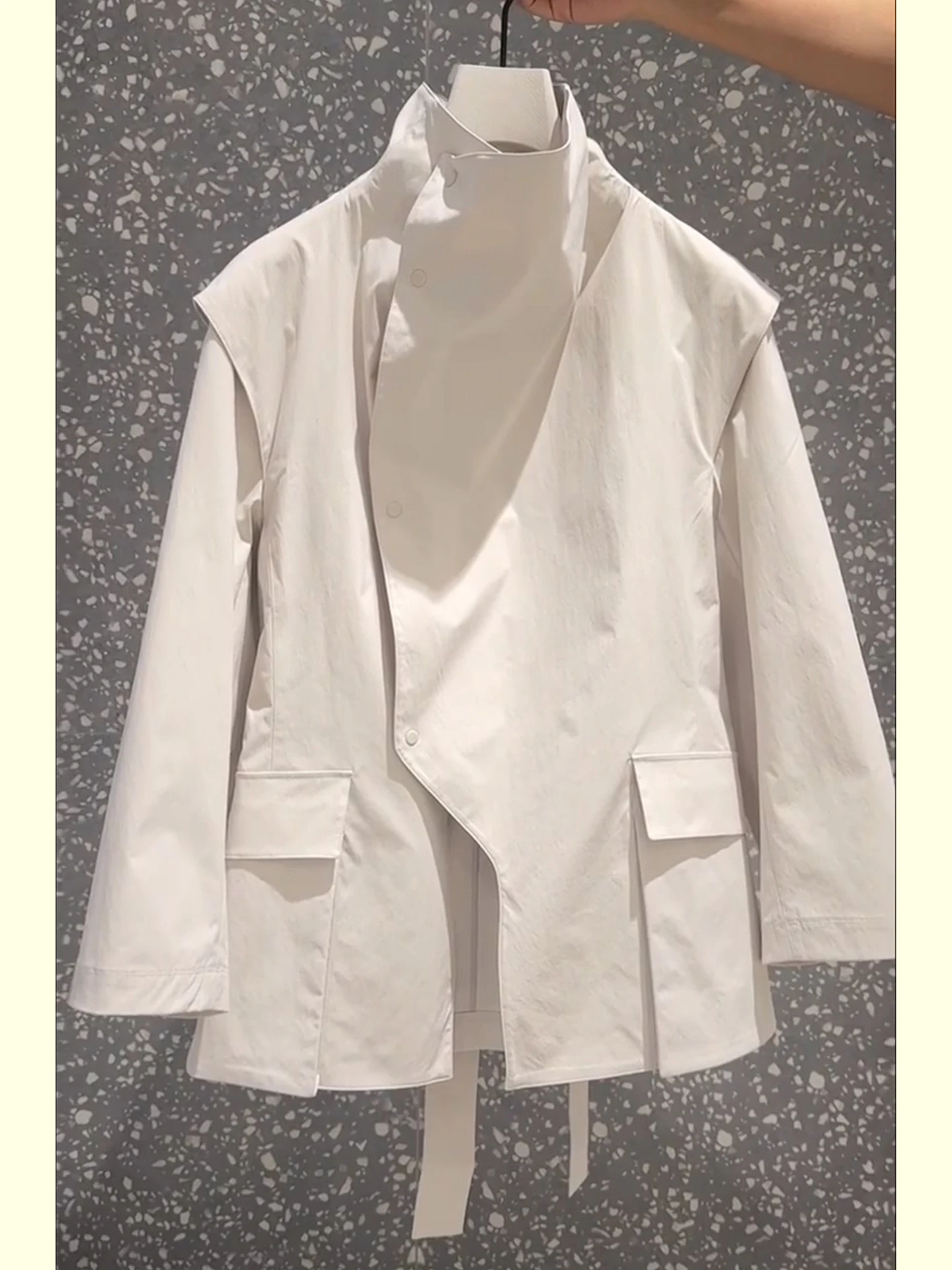 Cool Short Women's Stand Collar Windbreaker Spring New Style Single Button Asymmetrical Belted Utility Jacket Stylish Elegant
Cool Short Women's Stand Collar Windbreaker Spring New Style Single Button Asymmetrical Belted Utility Jacket Stylish Elegant