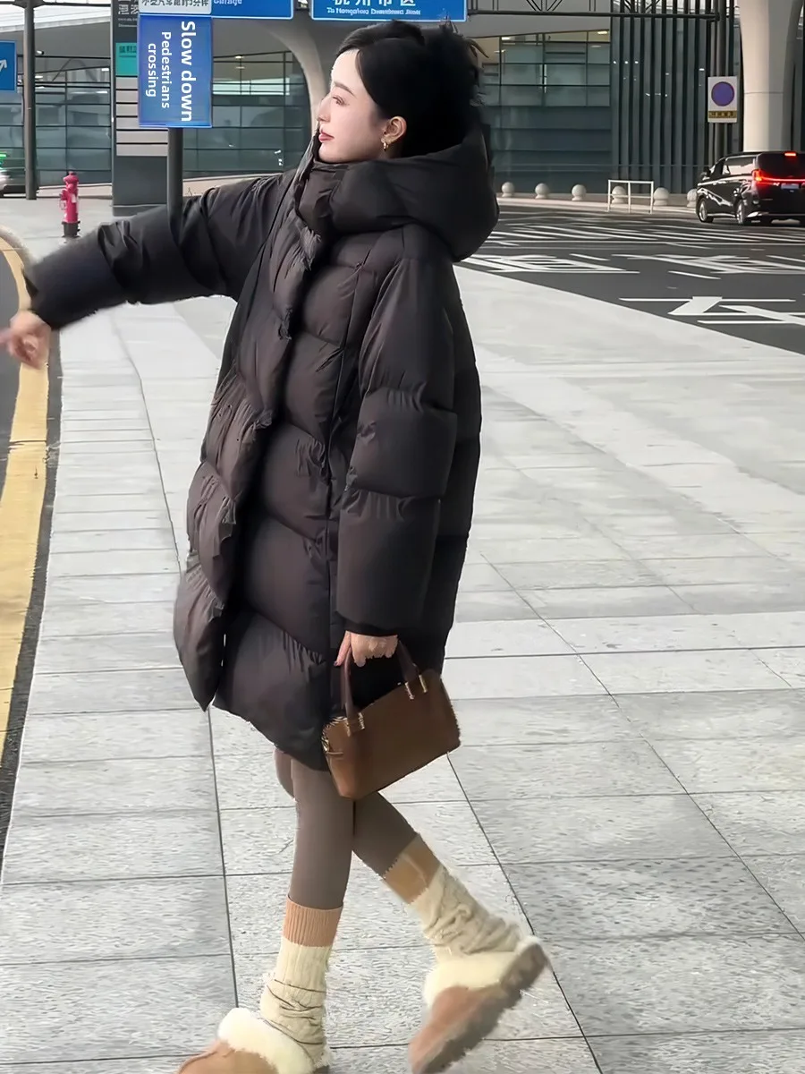 Женская удлиненная пуховая куртка с капюшоном, теплая, свободного кроя, с наполнителем из 90% белого утиного пуха, для повседневной носки зимой
Женская удлиненная пуховая куртка с капюшоном, теплая, свободного кроя, с наполнителем из 90% белого утиного пуха, для повседневной носки зимой