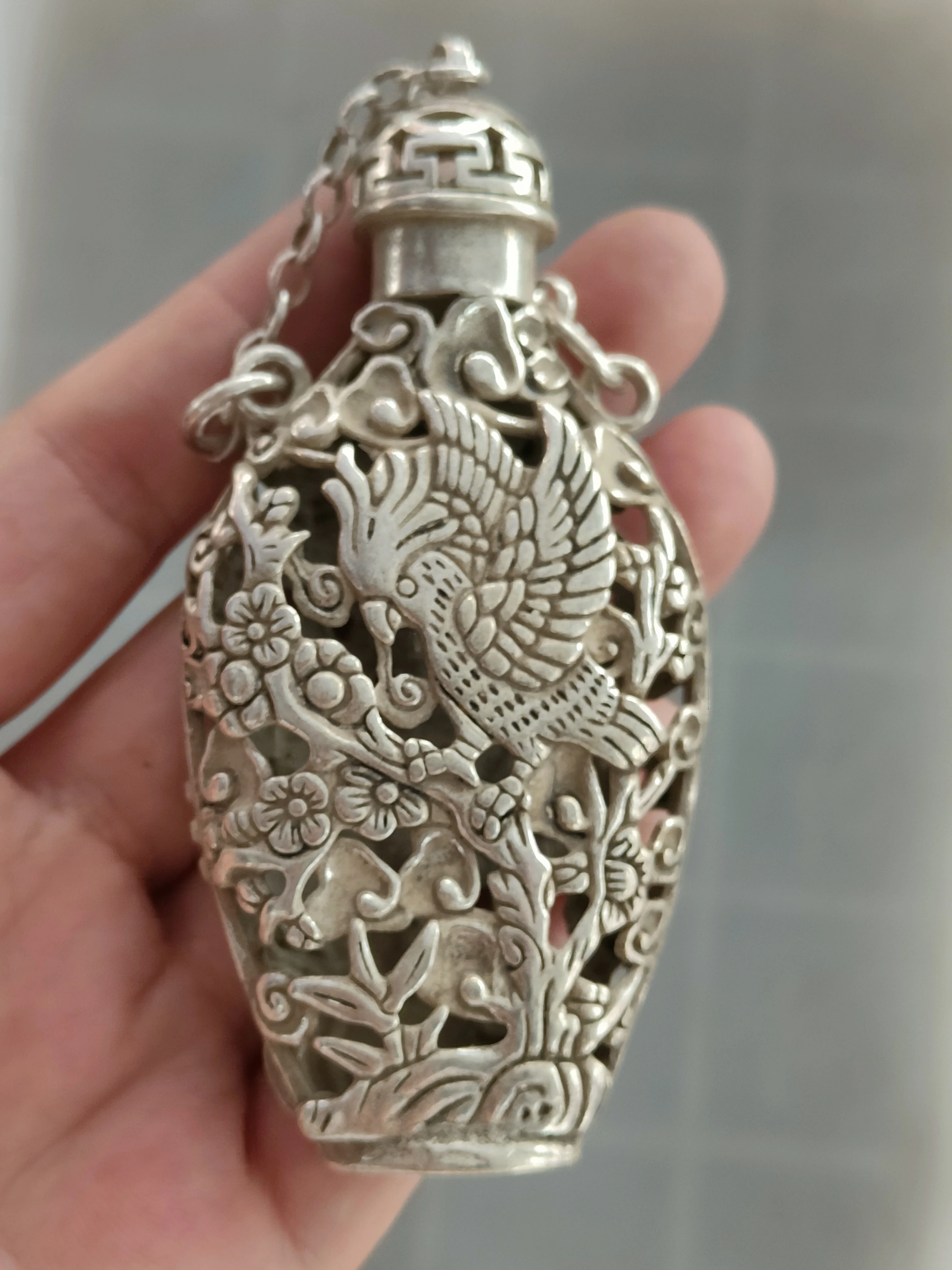 Chinese retro Tibetan silver creative happy fragrance bag pendant ethnic wind Miao silver vial decoration
Chinese retro Tibetan silver creative happy fragrance bag pendant ethnic wind Miao silver vial decoration